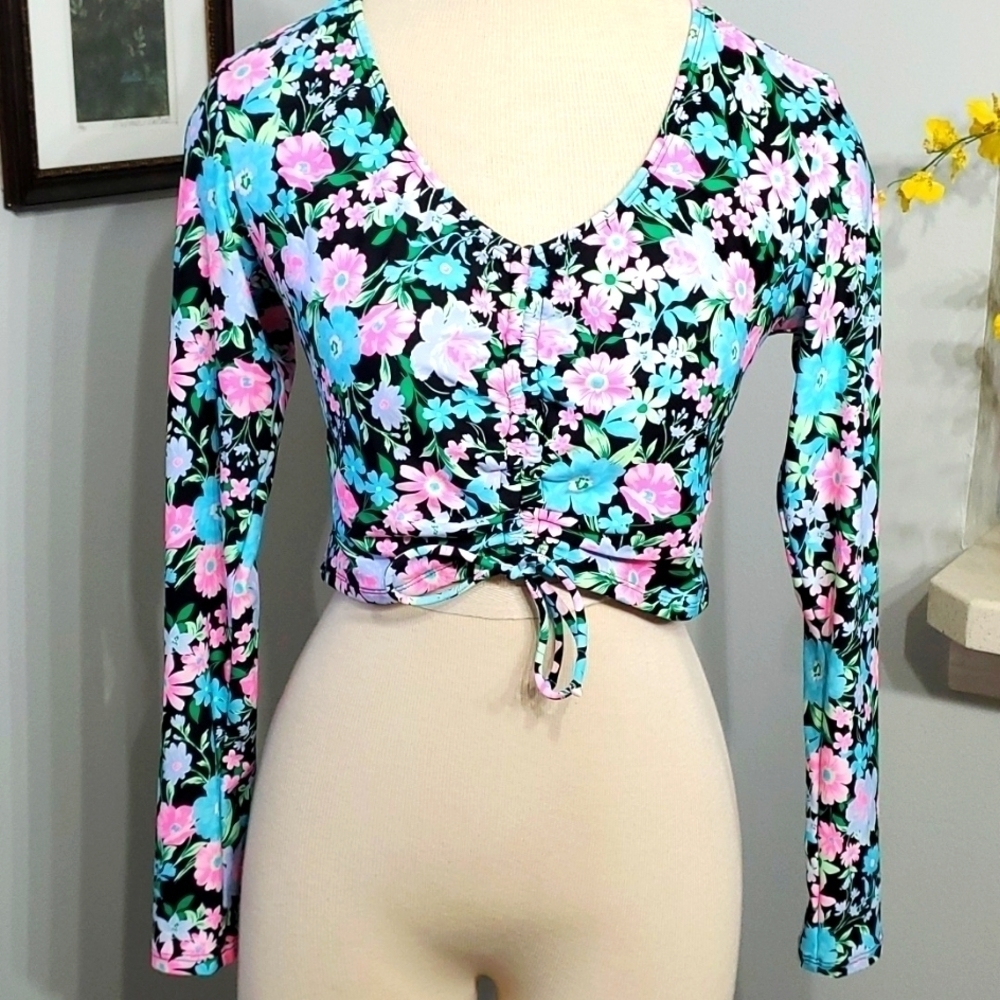 Simply adorable crop top by celebrity pink. Size Large (11-13) long sleeves.